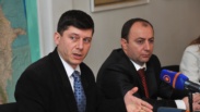 Пресс-секретарь партии «Наследие» Овсеп Хуршудян (слева) на пресс-конференции, Ереван, 19 февраля 2013 г.