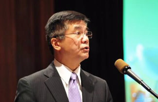 Secretary of Commerce Gary Locke speaks at the Sustainability Summit