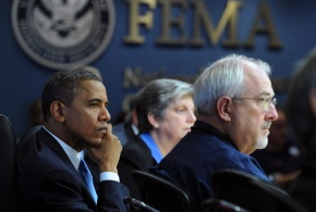 Presidente Barack Obama (izquierda) escucha a los miembros de su gabinete discutir los últimos detalles en la respuesta al Huracán Sandy en una reunión celebrada en las Oficinas Centrales de FEMA.