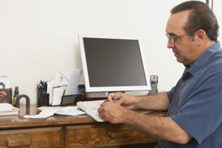 Foto de hombre escribiendo en su escritorio