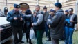 Ресей полициясы Тәжікстаннан келген мигранттардың құжатын тексеріп жатыр. 