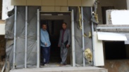 "Бесоба" кешеніне қарасты құлаған үйдің қирандысына қарап тұрған адамдар. Қарағанды, 3 қазан 2012 жыл. Көрнекі сурет