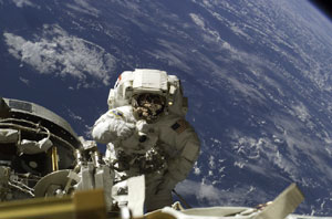 ISS014e13438 : Astronaut Michael A. Lopez-Alegria conducts spacewalk