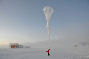 NOAA researchers at the South Pole release a ballonsonde.