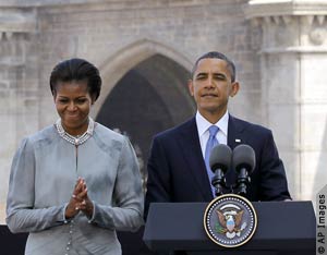 Michelle Obama and Barack Obama in front of Gateway of India (AP Images)