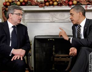 Bronislaw Komorowski and President Obama seated and talking (AP Images)