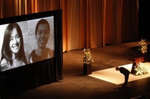 USC President C. L. Max Nikias bows before images of victims Ying Wu and Ming Qu at a memorial service (Photo: AP)