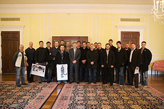 Archivist Trevor Plante shows the San Jose Shark players pose with Archivist of the United States David S. Ferriero