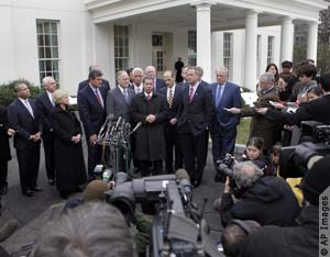 Governors in White House driveway, behind cameras and microphones (AP Images)