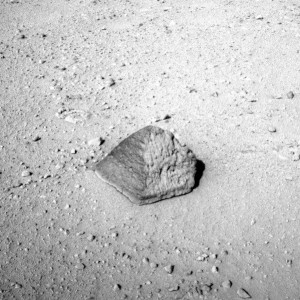 On it's trip to the "Glenelg" area the Curiosity recently came accross this interesting pyramid shaped rock that's about 25 centimeters tall and 40 centimeters wide. The rover team has assessed it as a suitable target for the first use of Curiosity's contact instruments on a rock. (Photo:  NASA/JPL-Caltech)