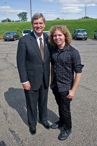 Secretary of Agriculture Tom Vilsack (left) and Ohio Earth Team volunteer Alex Snyder in Zanesville, Oh., in Sept. 2009.