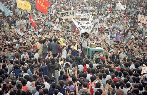 Thousands demonstrate in Tiananmen Square in May 1989  (AP Photo/Sadayuki Mikami).