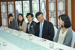 Secretary Locke and the delegation meet with University students over afternoon tea to talk about the future of the U.S.-Korea economic relationship