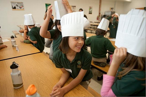 Chicago’s Chef Duenas showed 3rd graders how to make a delicious, nutritious salad as part of the First Lady’s Chefs Move to Schools. 