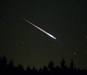 A meteor flashes across the sky during the peak of the November 2009 Leonid Meteor Shower. (Photo: Ed Sweeney via Wikimedia Commons)