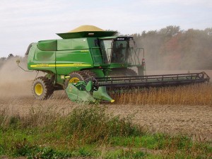 Soybeans being harvested (Photo: Jake was here via Wikimedia Commons)