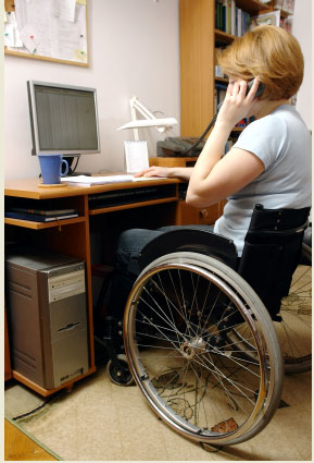 Mujer en silla de ruedas trabajando en escritorio