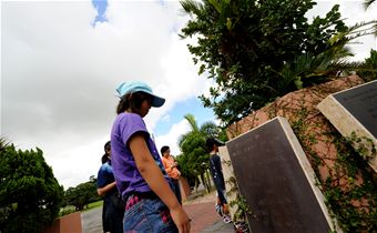 Misato Children's Group visits Kadena's World War II historical sites 