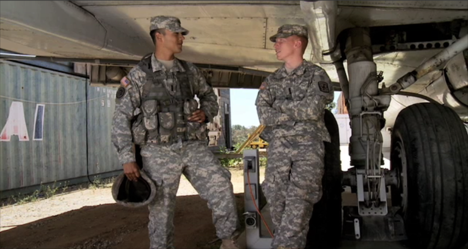 Cadete Gómez del U.S. Army conversando