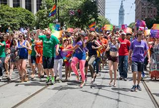 Foto: Employees wore shirts of every color of the pride rainbow and filled more than an entire block of San Francisco.  (Photo Credit: Jason Agron Photography)