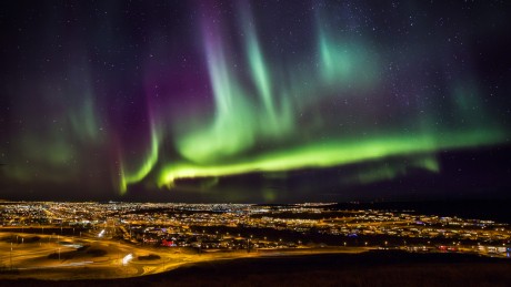 Polarlicht über Reykjavik Island