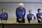 Tokyo Electric Power Company, Inc. (TEPCO) Vice President Sakae Muto (C) bows at a news conference at the company head office in Tokyo March 28, 2011. REUTERS/Toru Hanai 