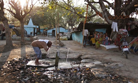 MDG : Poverty matters : Poverty in Asia : An Indian man drinks water, India