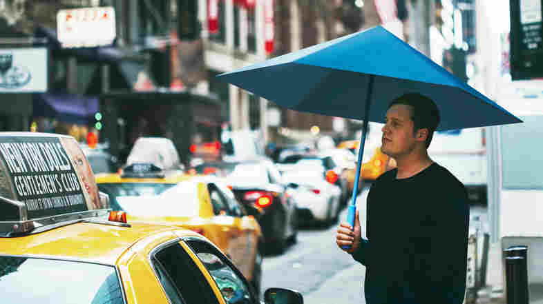 Justin Nagelberg uses the Sa in New York City. By replacing the metal skeleton with two canopies, the umbrella is lighter and has more headroom.