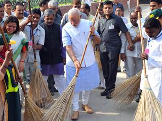 India's Modi Wields Broom in Drive to Clean Up Filthy Cities