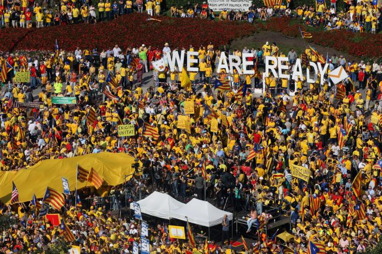 Thousands attend a gathering to support an independence referendum at the Catalonia Square in Barcelona, Spain, 19 October 2014. (EPA/TONI GARRIGA)