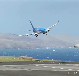 Image: A plane comes in for a landing