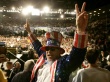 A man dressed as Uncle Sam drums up the crowd at an election campaign rally in Saginaw, Michigan, October 28, 2004. REUTERS/Jason Reed