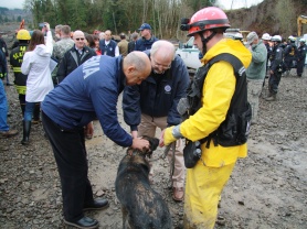Secretary Johnson and Administrator Fugate meet search and rescue teams in Snohomish County