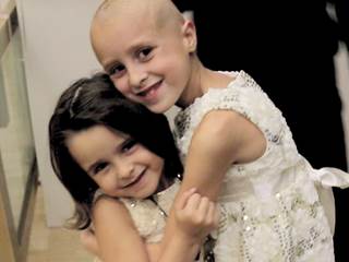 Girl Shaves Head to Support 5-year-old Sister in Remission