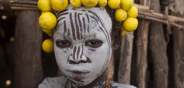 
Die Mursi sind halbe Nomaden; sie bauen Hirse und Mais an, sammeln Honig und besitzen Rinder, die ihnen Milch und Blut liefern
