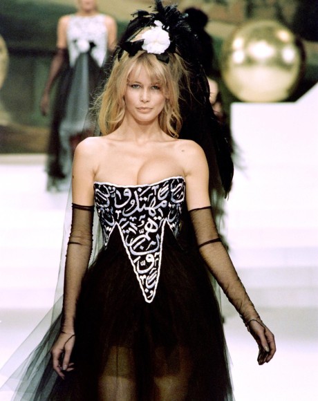Dieser Auftritt sorgte 1994 für einen Skandal, der als "Satanic Breasts" in die Modegeschichte einging: Claudia Schiffer präsentierte in Paris ein Chanel-Kleid, in dessen Bustierteil Koranverse eingestickt waren