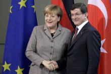 
Bundeskanzlerin Angela Merkel und der türkische Ministerpräsident Ahmet Davutoglu am 12. Januar 2015 in Berlin – nach Davutoglus Entgleisung
