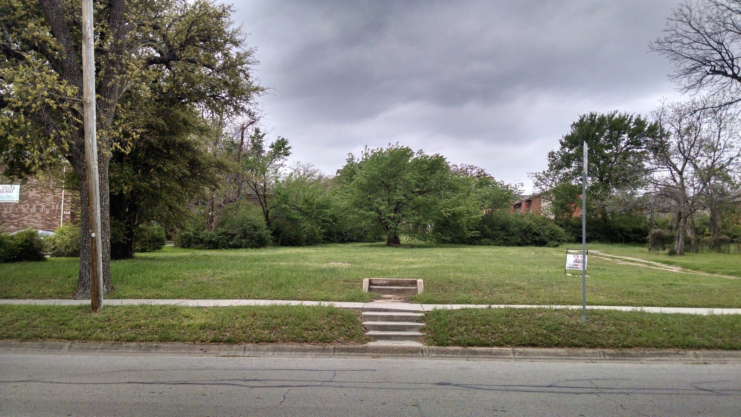 The vacant lot at 321 Fry Street, with steps still intact: once the site of the McKenney boarding house where Orbison is said to have stayed.