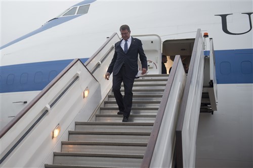 Secretary of Defense Ash Carter arrives in London, England, Sept. 6, 2016. (DoD photo by U.S. Air Force Tech. Sgt. Brigitte N. Brantley)