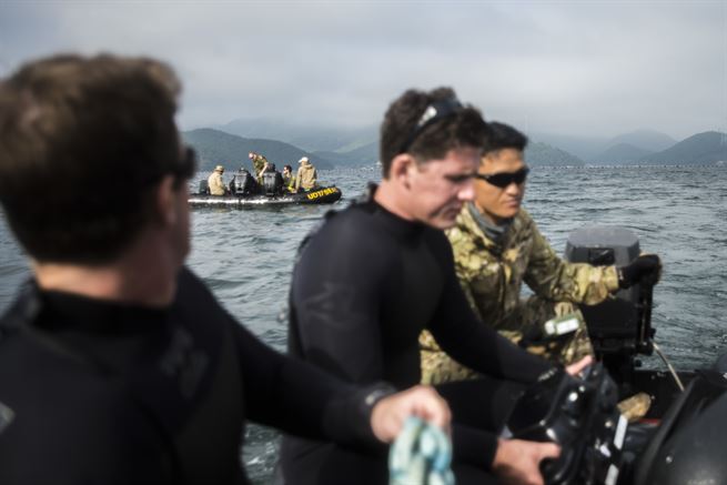 Participants in Clear Horizon conduct diving operations on the waters south of Korea, Oct. 17, 2016. CH16 is a live-action exercise which enhances cooperation and improves capabilities in mine countermeasures operations, with participating nations including Republic of Korea Navy, United States, Australia, Canada, New Zealand, Philippines, Thailand, and the United Kingdom. Navy photo by Petty Officer 2nd Class Daniel Rolston