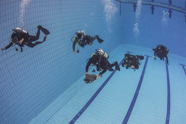 Participants in Clear Horizon (CH16) conduct a familiarization dive in Chinhae, Korea on Oct. 16, 2016. CH16 is a live-action exercise which enhances cooperation and improves capabilities in mine countermeasures operations, with participating nations including Republic of Korea Navy, United States, Australia, Canada, New Zealand, Philippines, Thailand, and the United Kingdom. (U.S. Navy Combat Camera Photo by Petty Officer 2nd Class Daniel Rolston)