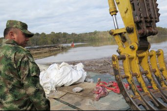 Colombian army engineers view South Carolina flood response