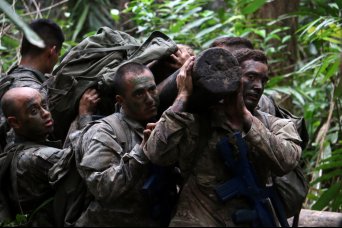 US Soldiers say 'bonjour' to jungle warfare