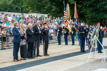 Army chief of staff recognizes volunteers for service to Soldiers, veterans