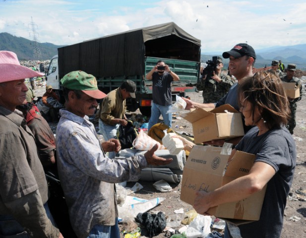 HONDURAS (May 20, 2014) -- U.S. Army Lt. Col Frank Melgarejo, Joint Task Force-Bravo operations officer and Sandi Burges, Bridge Ministries founder, hand out soap kits to people at the Comayaguela Landfill.