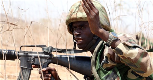 A Senegalese soldier with 1st Paratrooper Battalion gives movement orders to his team during a squad-level exercise July 14, 2016 in Thies, Senegal as part of Africa Readiness Training 16. ART16 is a U.S. Army Africa exercise designed to increase U.S. and Senegalese readiness and partnership through combined infantry training and live-fire events. (U.S. Army photo by Staff Sgt. Candace Mundt/Released)