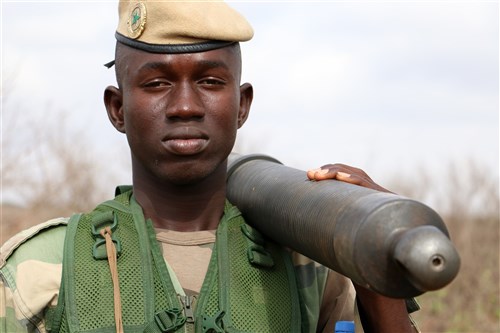 A Senegalese soldier with 1st Paratrooper Battalion carries an 81mm mortar tube during a patrol July 22, 2016 in Thies, Senegal as part of Africa Readiness Training 16. ART16 is a U.S. Army Africa exercise designed to increase U.S. and Senegalese readiness and partnership through combined infantry training and live-fire events. (U.S. Army photo by Staff Sgt. Candace Mundt)