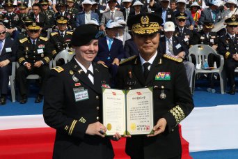 ROK Army Chief of Staff presents 55th MP Commander prestigious award
