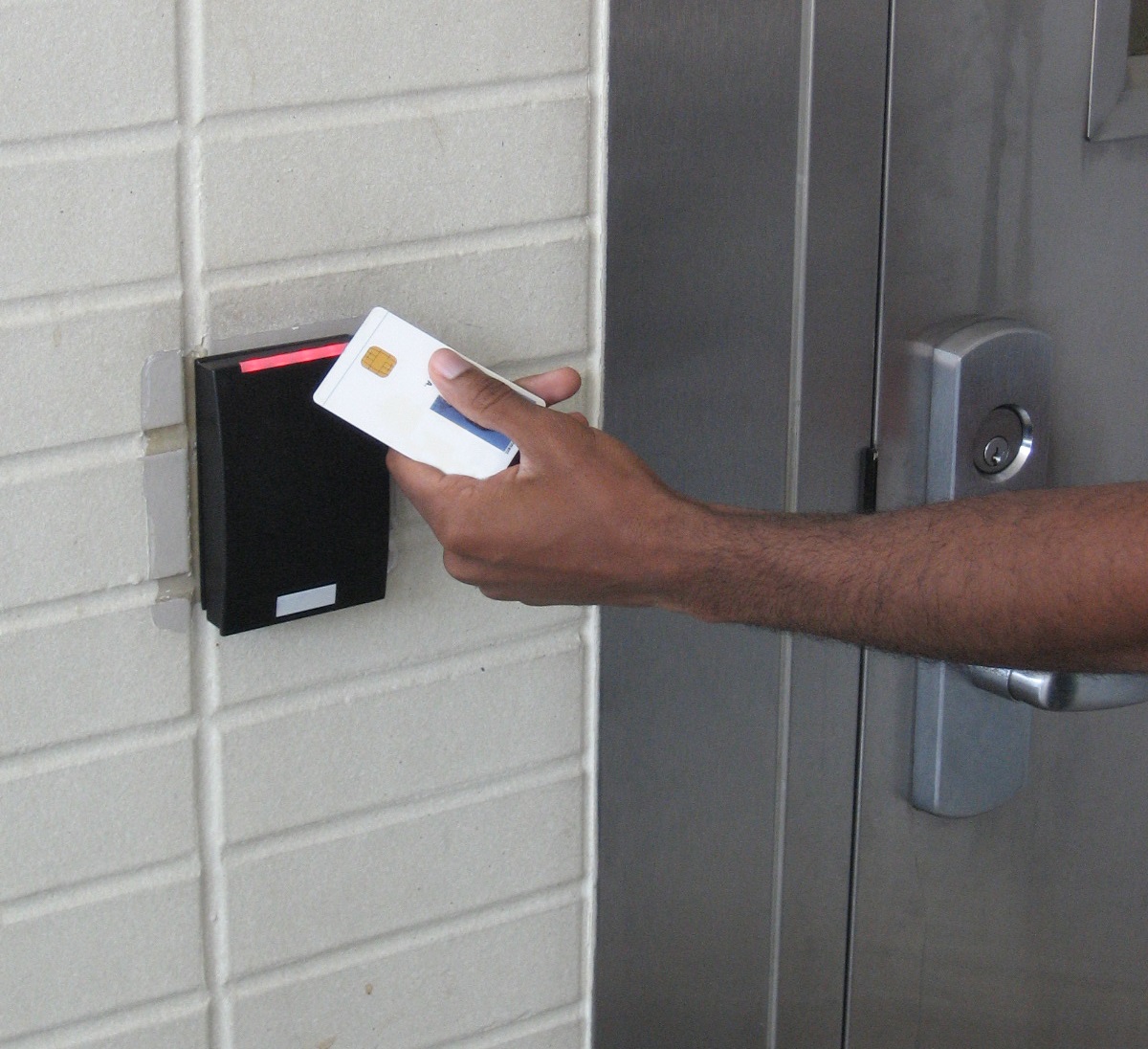 Government employees use PIV cards for facility access. Credit: Gray/NIST