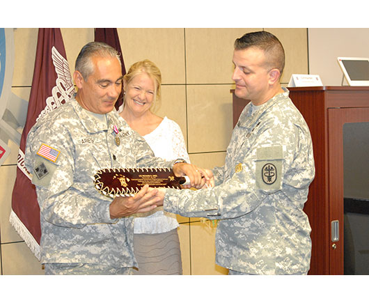 LTC Ares---MSG Thomas present his departure gift